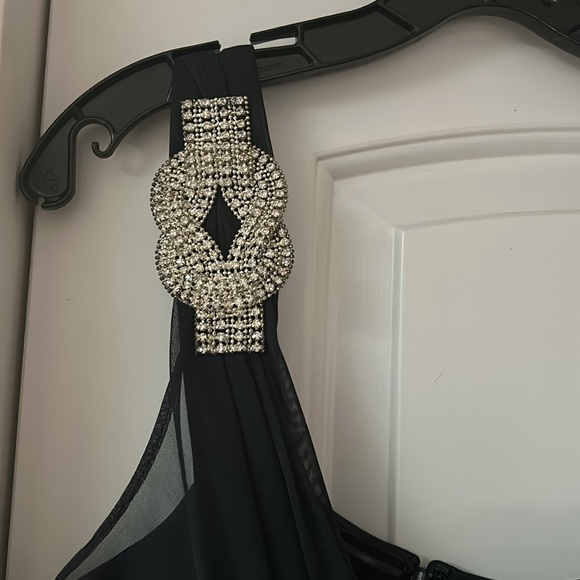 Navy blue xscape dress with side ruching. One shower with broached detail - Picture 2 of 5